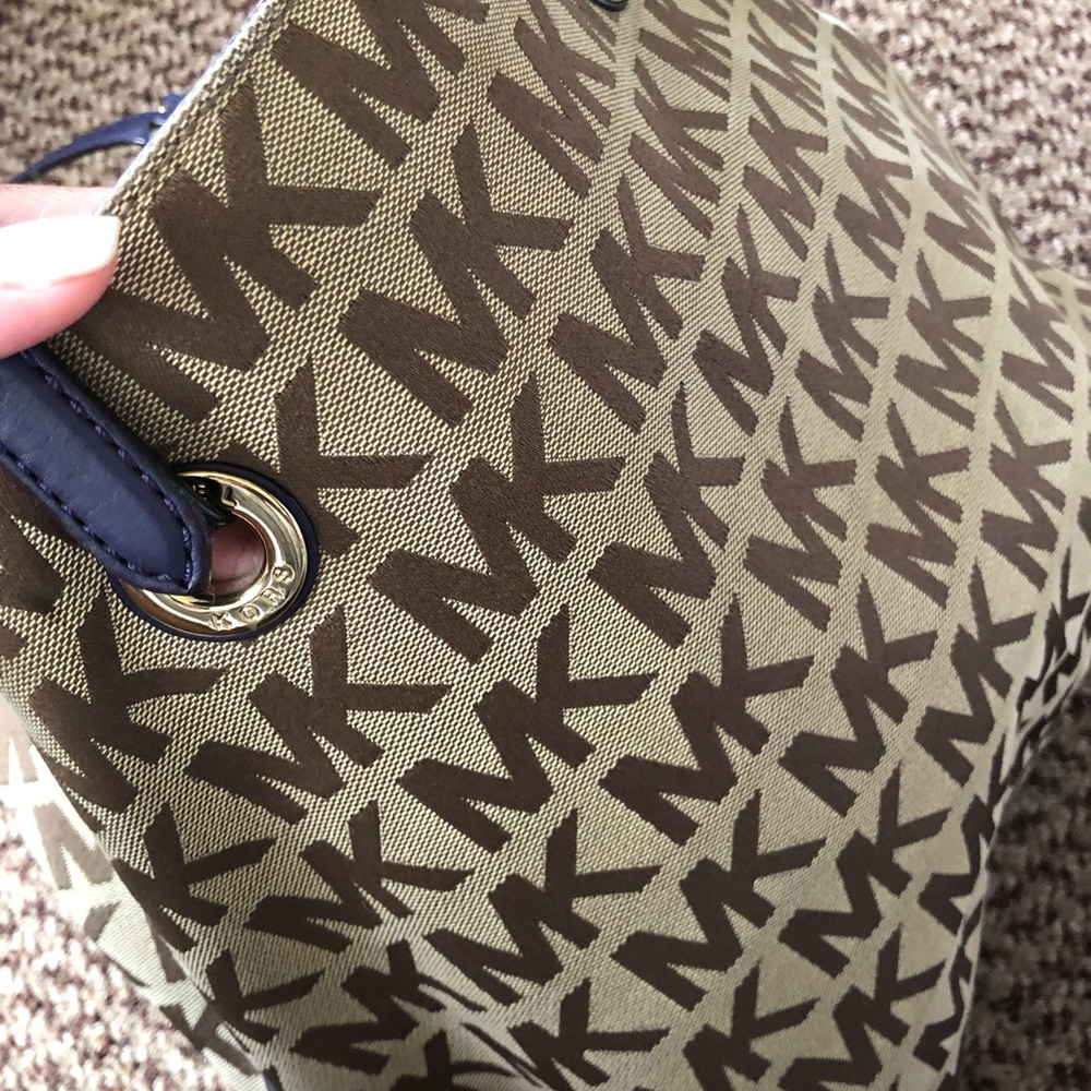 Fairly new, good condition Michael Kors hand bag!